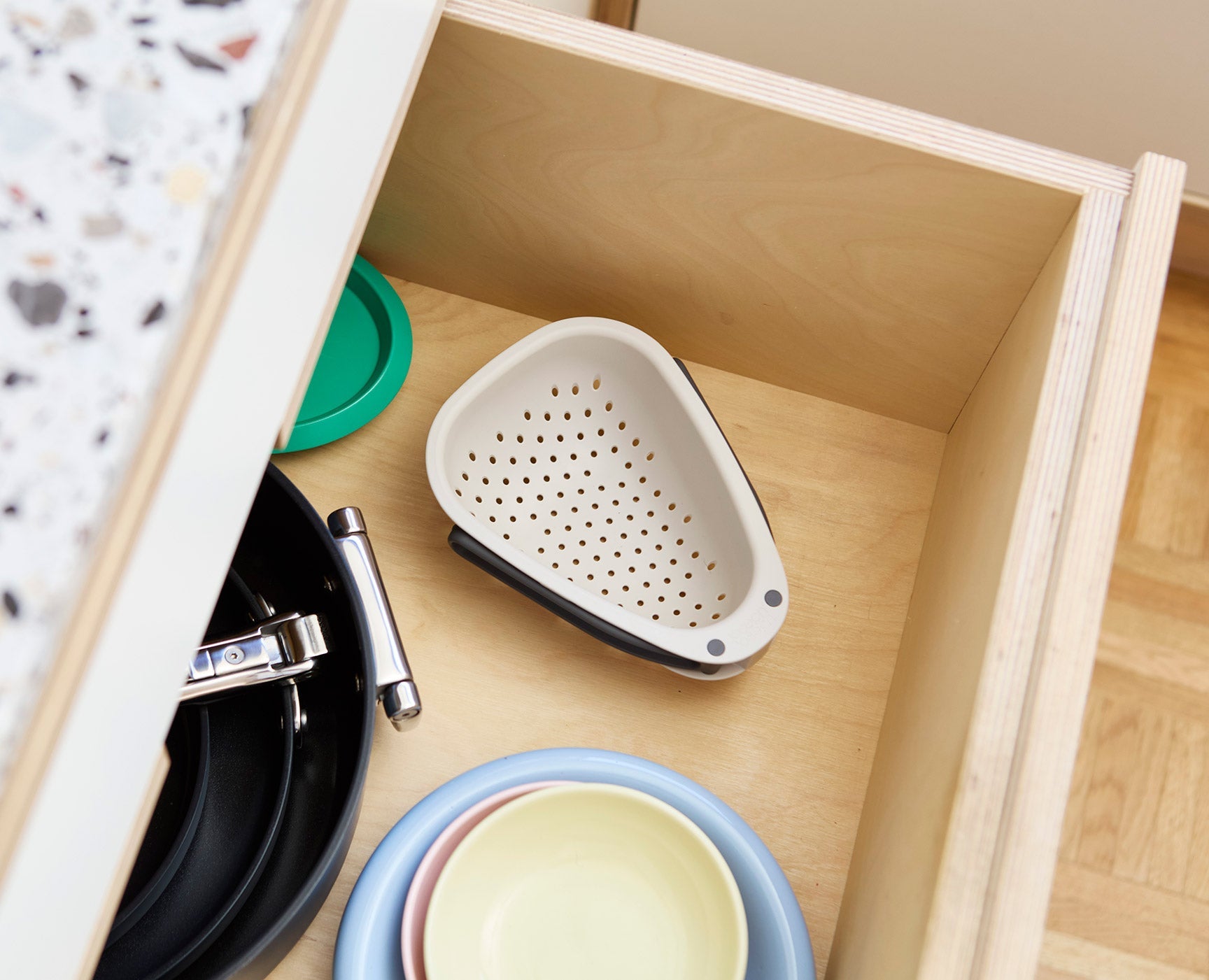 Droplet Mini White Colander with Folding Handle - Image 3