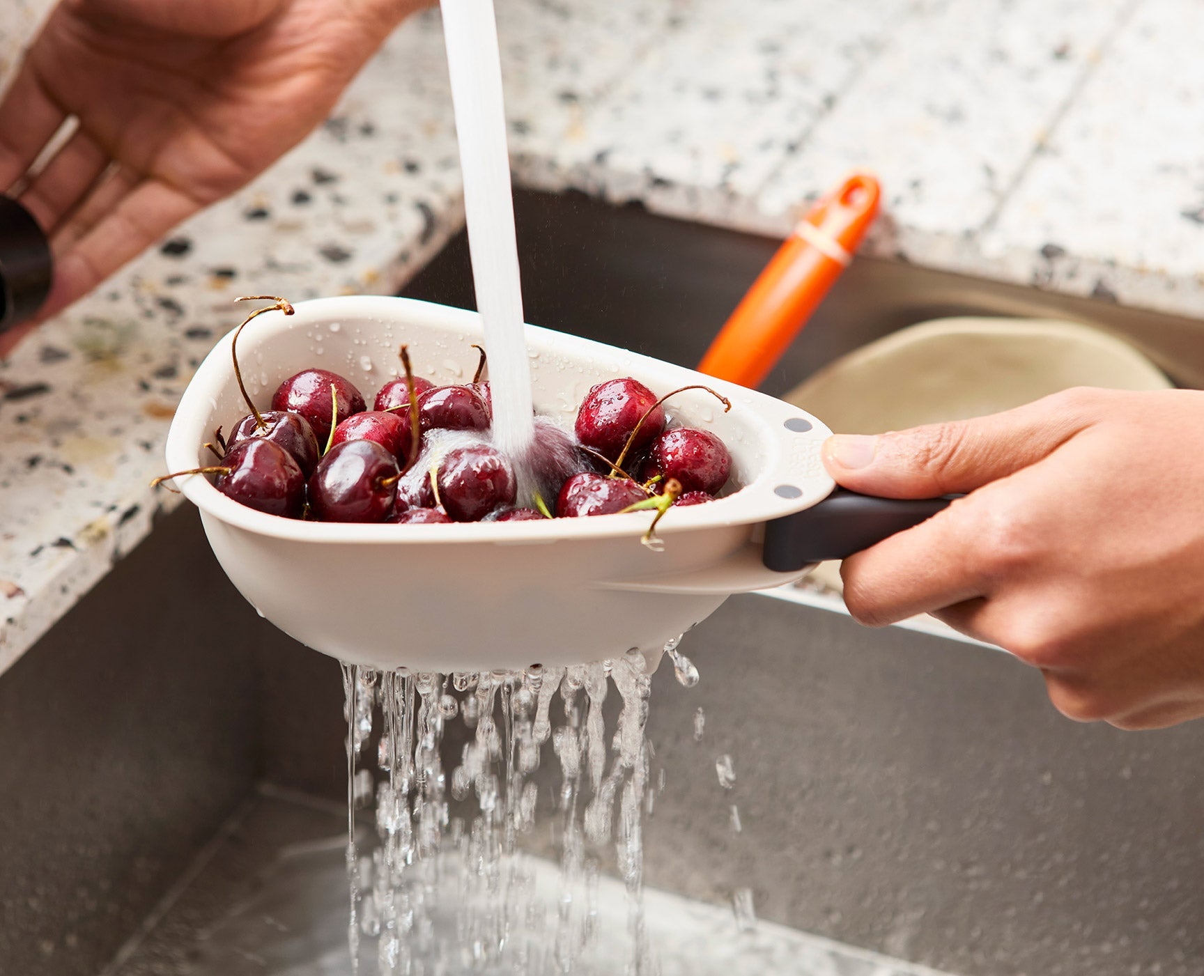 Droplet Mini White Colander with Folding Handle - Image 5
