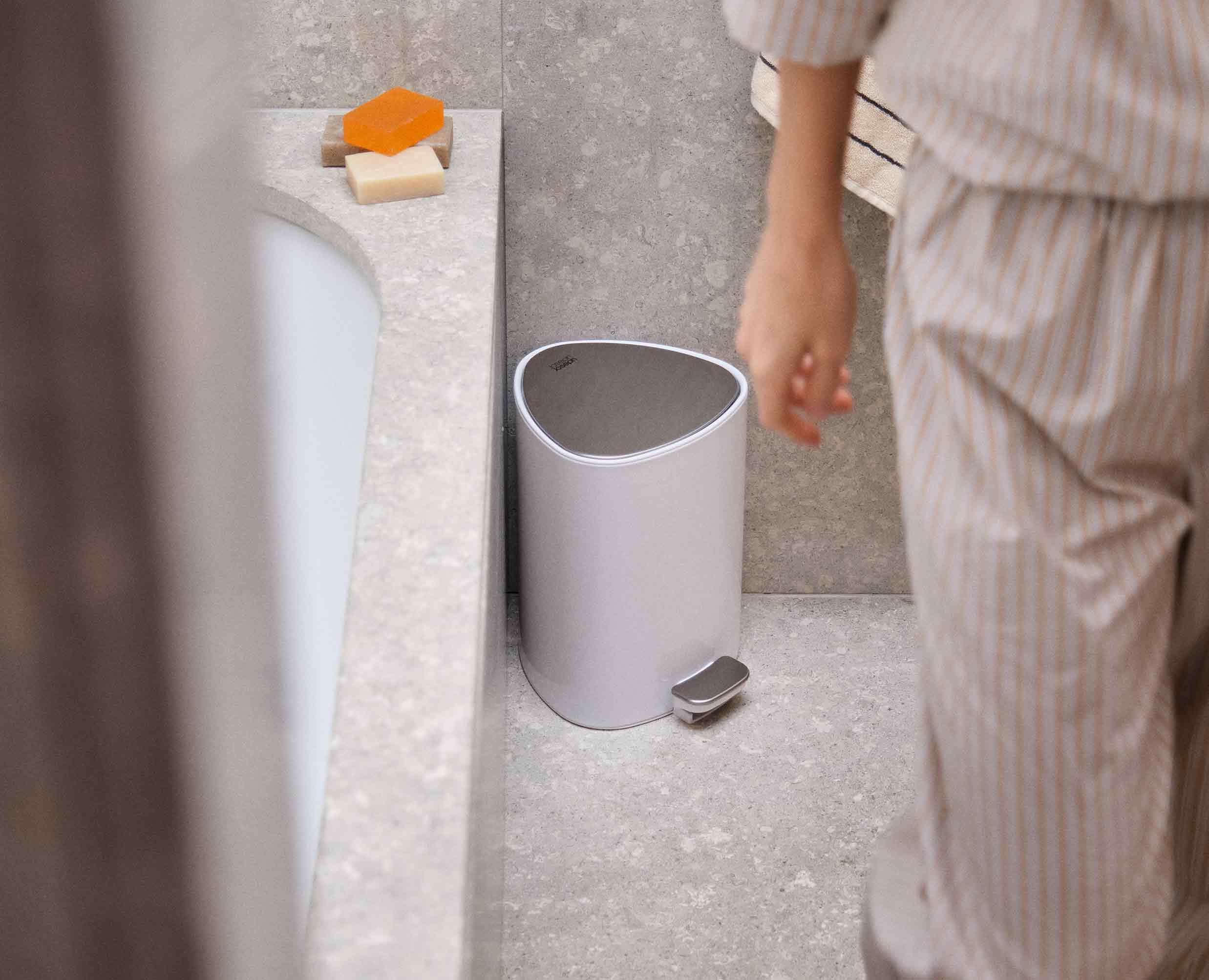 EasyStore 5L Gloss White Bathroom Trash Can Starter Set - Image 4