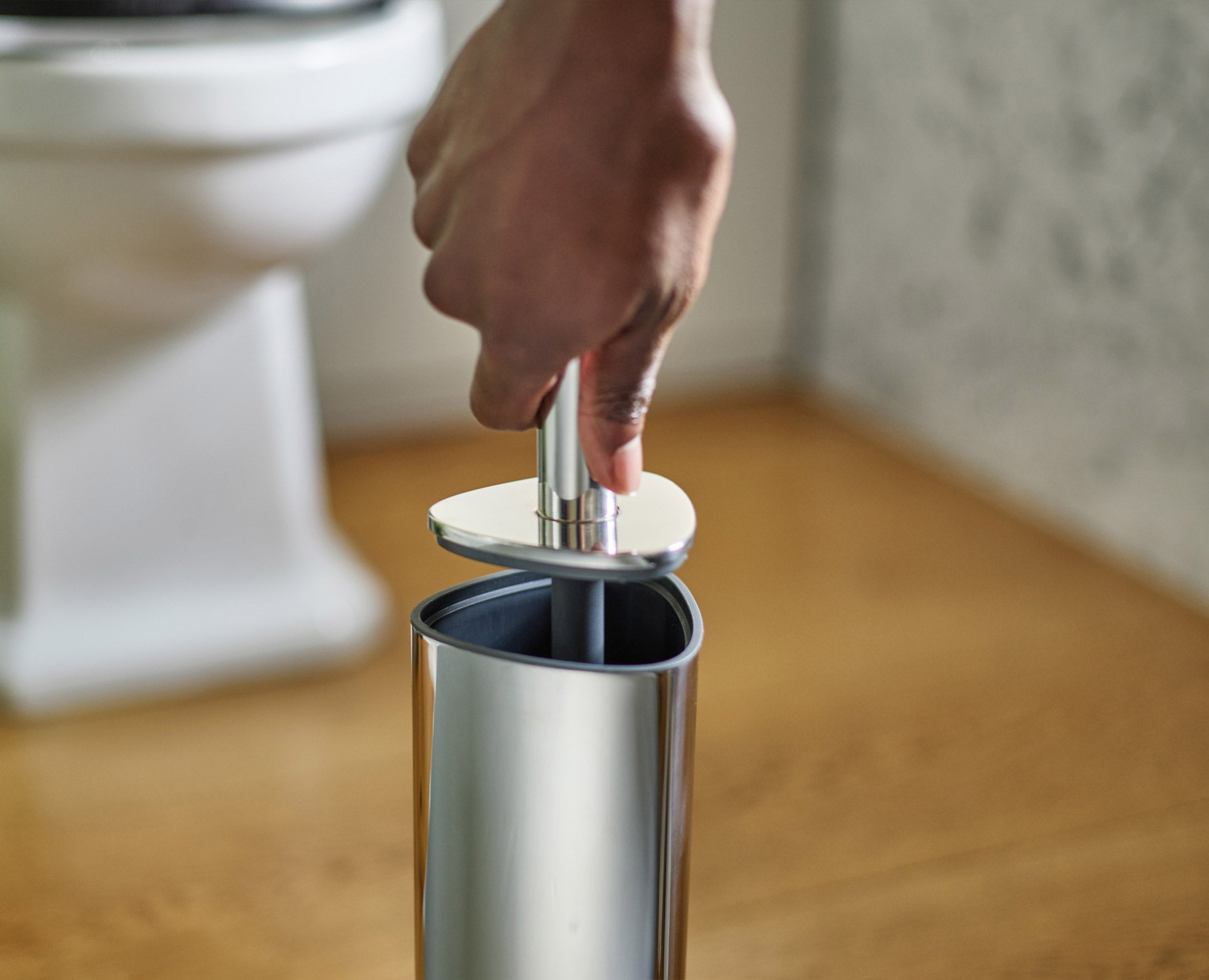 Flex 360 Luxe Toilet Brush with Stainless-steel Finish Starter Set - Image 4