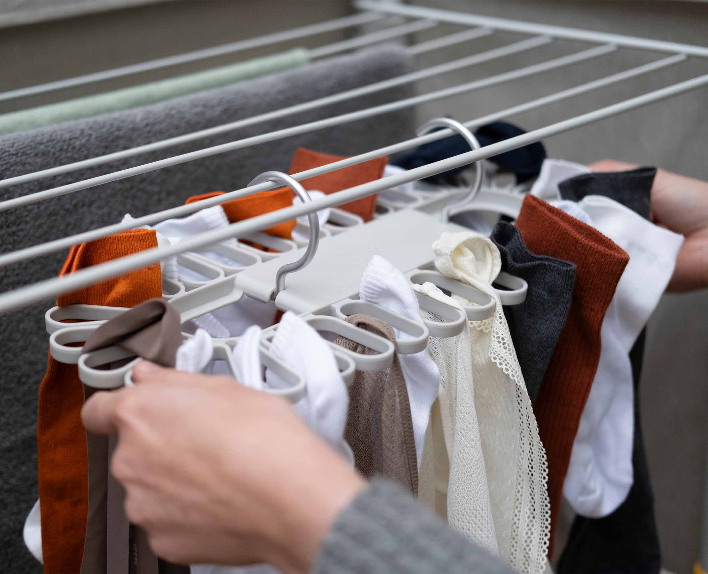 Petal 32-piece Quick-grip Ecru Drying Hanger - Image 3